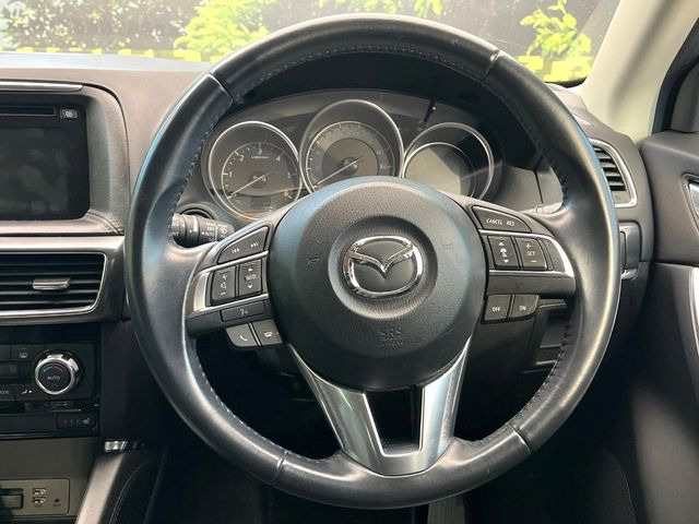 �C���e���A�ɍ��킹���f�U�C���̃X�e�A�����O�́A�^�]�������̂��Ƃ��l���A�^�]���₷���`��A�傫���ł��B�����x�A���ۂɐG���Ă��m���߂��������B