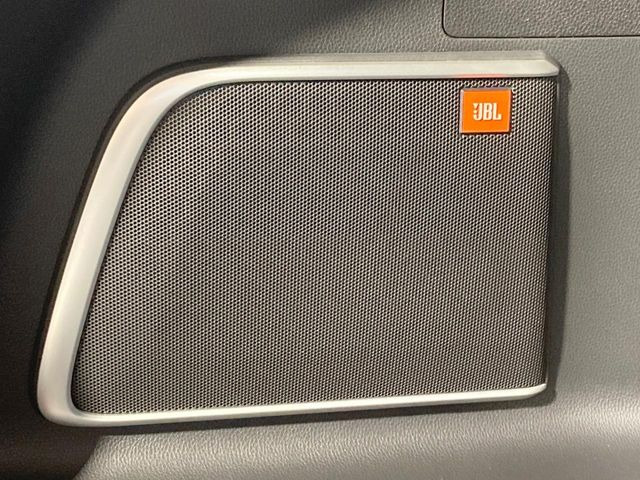 �yJBL�T�E���h�V�X�e���z���[�J�[�I�v�V�����̍��i�ʃT�E���h�V�X�e���𓋍ځB��p�̃`���[�j���O���{���ꂽ�召�l�X�ȃX�s�[�J�[����ǎ��ȃT�E���h���t�ł��A�Տꊴ���ӂ�鉹����Ԃ����o���܂��B
