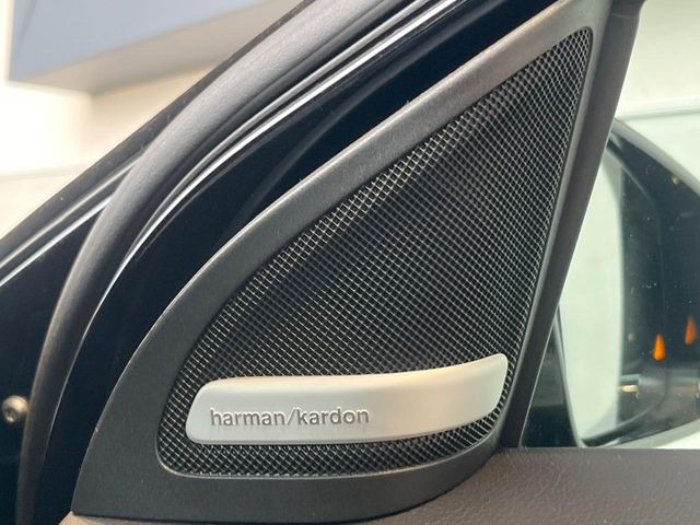 ��harman/kardon�T�E���h�V�X�e��:�I�[�f�B�I��僁�[�J�[����|����v���~�A���X�s�[�J�[�𑕔��B�����̃X�s�[�J�[����A���̗������܂ŕ����鍂�i���ȉ��y�����y���݂��������܂��B