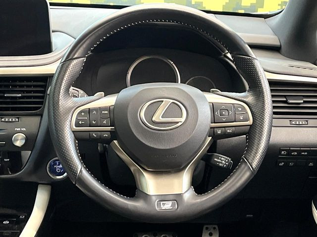 �C���e���A�ɍ��킹���f�U�C���̃X�e�A�����O�́A�^�]�������̂��Ƃ��l���A�^�]���₷���`��A�傫���ł��B�����x�A���ۂɐG���Ă��m���߂��������B