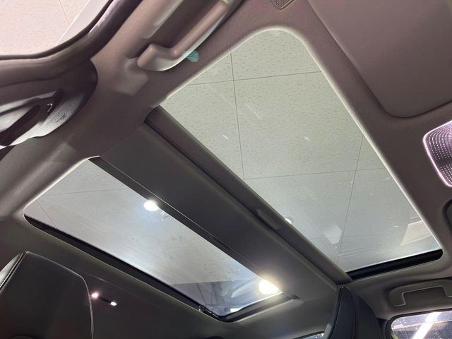 【パノラマルーフ】大型のガラスルーフ搭載で車内の解放感が一気にアップ!開放的なドライブをお楽しみいただけます。