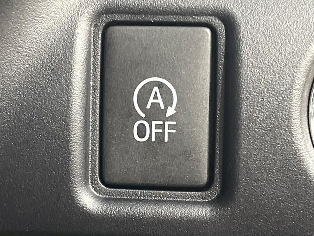 【アイドリングストップ】赤信号や渋滞で停車した際にエンジンを停止し、無駄な燃料の消費を抑えます。燃費向上や環境保護につなげる機能♪エンジンはブレーキを離せば再始動します。