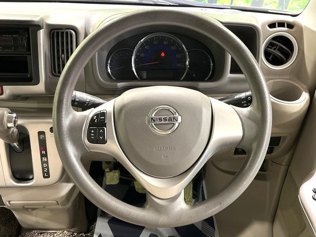 �C���e���A�ɍ��킹���f�U�C���̃X�e�A�����O�́A�^�]�������̂��Ƃ��l���A�^�]���₷���`��A�傫���ł��B�����x�A���ۂɐG���Ă��m���߂��������B