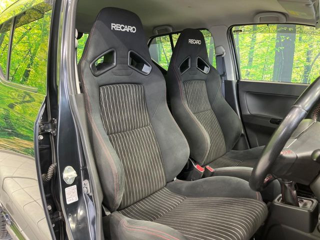 �yRECARO�X�|�[�c�V�[�g�z�z�[���h���ɗD��A�J�[�u���̑̂������}�����Ă���܂��B�܂��A�̂Ƀt�B�b�g���邩�獘��w�������ɂ����A�����O�h���C�u�⍂�����s�ł����K�ɂ��߂������������܂���