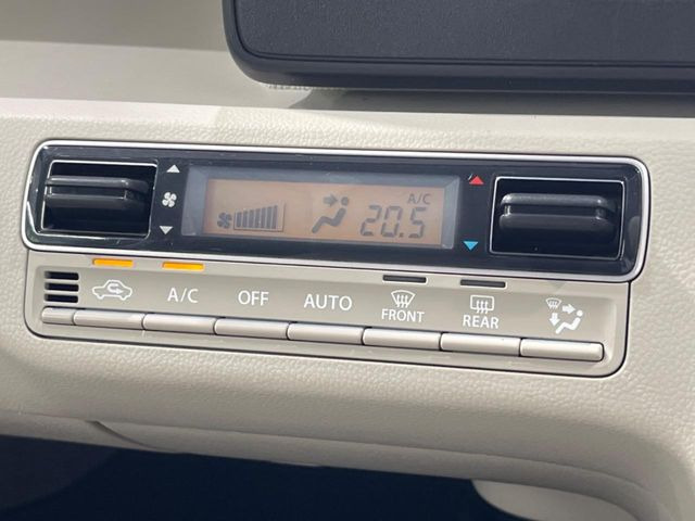 【オートエアコン】一度お好みの温度に設定すれば、車内の温度を検知し風量や温度を自動で調整。暑い&hellip;寒い&hellip;と何度もスイッチ操作をする必要はありません。快適な車内空間には必須の機能ですね♪