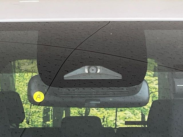 【トヨタセーフティセンス】走行中に前方の車両等を認識し、衝突しそうな時は警報とブレーキで衝突回避と被害軽減をアシスト。より安全にドライブをお楽しみいただけます。
