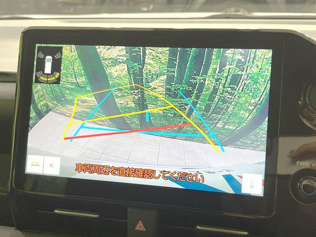 【バックカメラ】駐車時に後方がリアルタイム映像で確認できます。大型商業施設や立体駐車場での駐車時や、夜間のバック時に大活躍!運転スキルに関わらず、今や必須となった装備のひとつです!