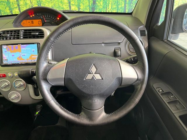 �C���e���A�ɍ��킹���f�U�C���̃X�e�A�����O�́A�^�]�������̂��Ƃ��l���A�^�]���₷���`��A�傫���ł��B�����x�A���ۂɐG���Ă��m���߂��������B