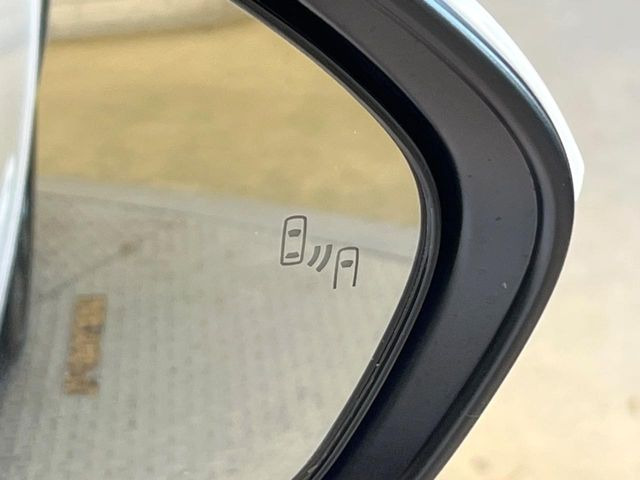 【ブラインドスポットモニター】走行中、ドアミラーの死角になりやすい箇所に後続車が接近するとサイドミラーのレンズに警告を表示!ドライバーに注意喚起をしてくれます。