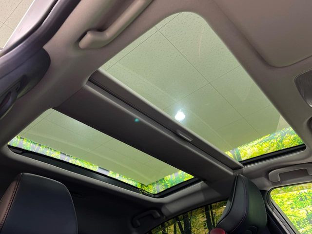 【パノラマルーフ】大型のガラスルーフ搭載で車内の解放感が一気にアップ!開放的なドライブをお楽しみいただけます。