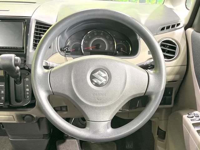 �C���e���A�ɍ��킹���f�U�C���̃X�e�A�����O�́A�^�]�������̂��Ƃ��l���A�^�]���₷���`��A�傫���ł��B�����x�A���ۂɐG���Ă��m���߂��������B