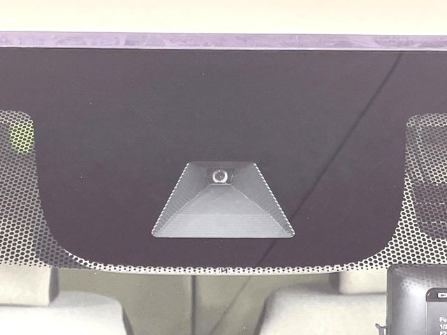 【ホンダセンシング】走行中に前方の車両等を認識し、衝突しそうな時は警報とブレーキで衝突回避と被害軽減をアシスト。より安全にドライブをお楽しみいただけます。