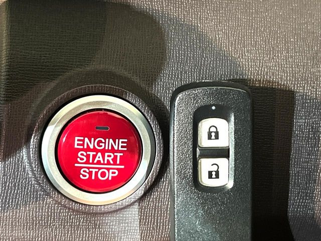 �yHonda�X�}�[�g�L�[�z�J�o����|�P�b�g�ɓ��ꂽ�܂܂ł��h�A�̎{���E�������\�ȃX�}�[�g�L�[�𑕔��B�G���W���̃I���E�I�t�����J�M�����o���K�v����������Ƃ��Ă��֗��ł���