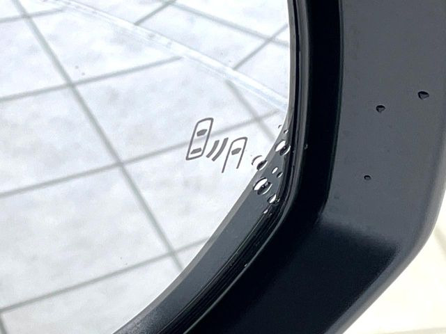 【ブラインドスポットモニター】走行中、ドアミラーの死角になりやすい箇所に後続車が接近するとサイドミラーのレンズに警告を表示!ドライバーに注意喚起をしてくれます。