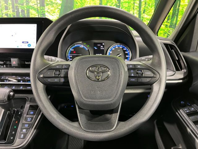 インテリアに合わせたデザインのステアリングは、運転される方のことも考え、運転しやすい形状、大きさです。是非一度、実際に触ってお確かめください。