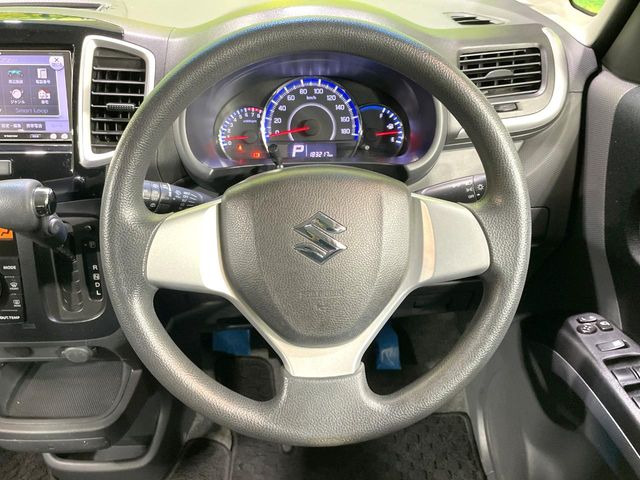 �C���e���A�ɍ��킹���f�U�C���̃X�e�A�����O�́A�^�]�������̂��Ƃ��l���A�^�]���₷���`��A�傫���ł��B�����x�A���ۂɐG���Ă��m���߂��������B