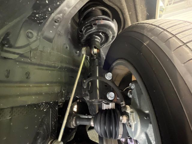 お車を安心してお乗りいただく為には、足回りの定期点検が欠かせません。サービスサポート(有償保証)では無料点検もご提供しており、安心のカーライフをお過ごしいただけるサポート体制が整っています。