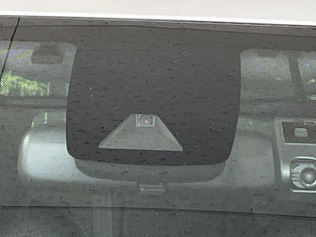 【トヨタセーフティセンス】走行中に前方の車両等を認識し、衝突しそうな時は警報とブレーキで衝突回避と被害軽減をアシスト。より安全にドライブをお楽しみいただけます。