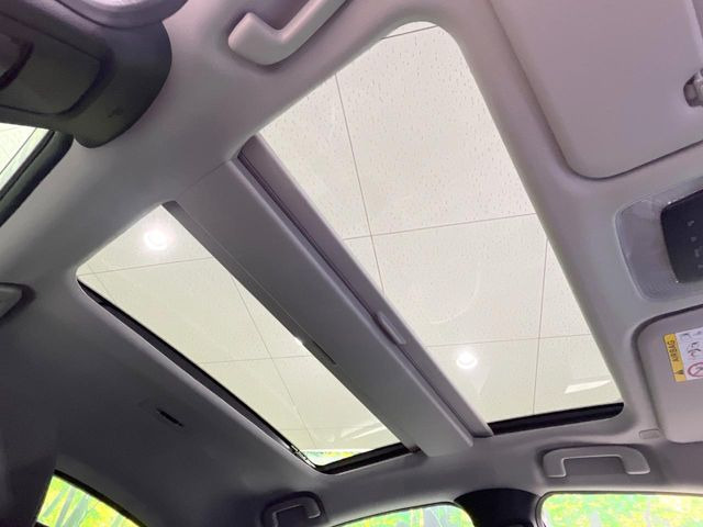 【ガラスルーフ】ガラスルーフ搭載で車内の解放感が一気にアップ!開放的なドライブをお楽しみいただけます。