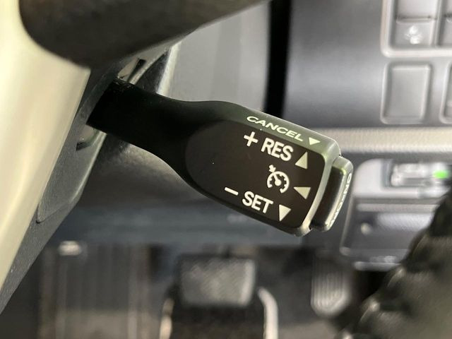 【クルーズコントロール】高速道路もラクラク走行。アクセルを離しても一定速度で走行ができ、長距離運転時の負担を軽減!加速・減速も簡単なスイッチ操作で調整できます。