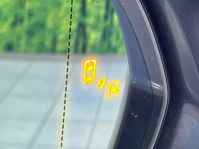 【ブラインドスポットモニター】走行中、ドアミラーの死角になりやすい箇所に後続車が接近するとサイドミラーのレンズに警告を表示!ドライバーに注意喚起をしてくれます。