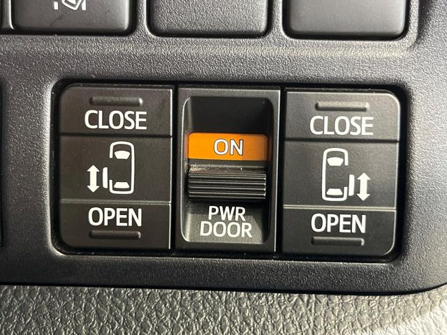 【両側パワースライドドア】スマートキーや運転席のスイッチで後席両側スライドドアの開閉が可能♪電動だから力を入れてドアを開ける必要が無く、小さなお子様でも簡単に開け閉めでき快適です♪
