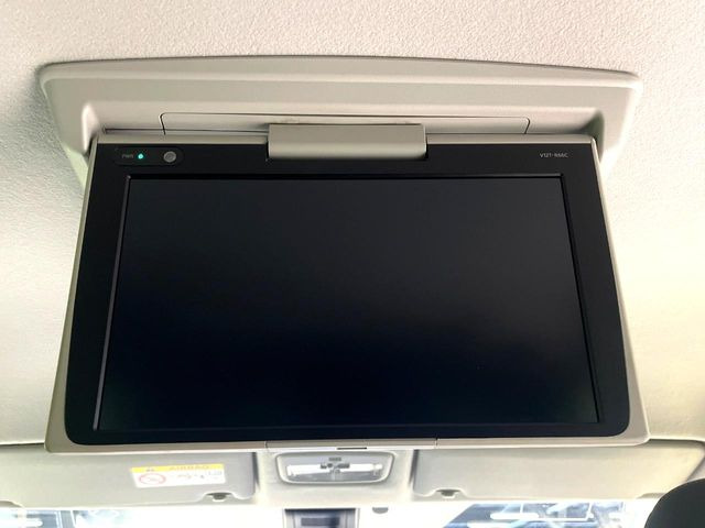 【12.1型フリップダウンモニター】大画面モニターで後席でもエンタメをお楽しみいただけます。小さなお子様にも大人気の装備です♪