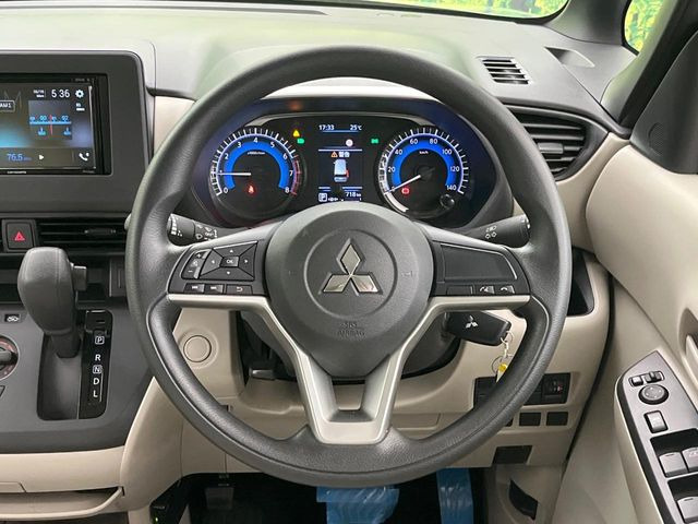 �C���e���A�ɍ��킹���f�U�C���̃X�e�A�����O�́A�^�]�������̂��Ƃ��l���A�^�]���₷���`��A�傫���ł��B�����x�A���ۂɐG���Ă��m���߂��������B