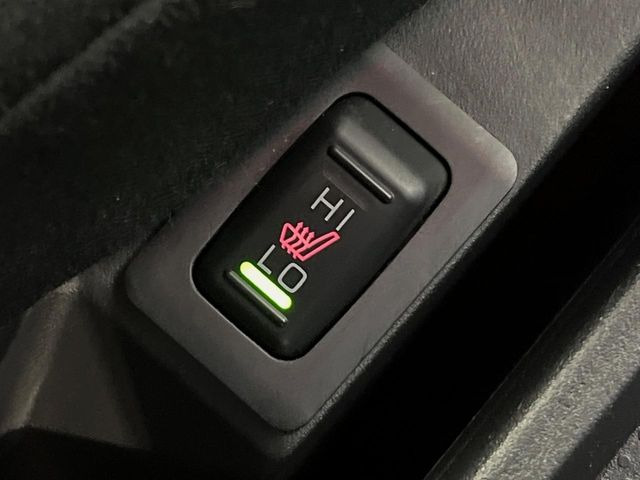 【シートヒーター】寒い日に重宝するシートヒーター!エアコンより早く温まってくれるので寒がりの人も安心ですね♪エアコンの温風は乾燥するから苦手、という方にもをおすすめです。