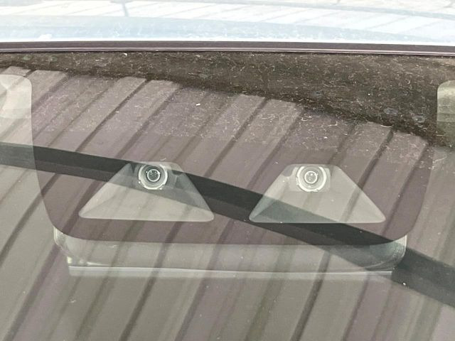 【スマートアシスト】走行中に前方の車両等を認識し、衝突しそうな時は警報とブレーキで衝突回避と被害軽減をアシスト。より安全にドライブをお楽しみいただけます。