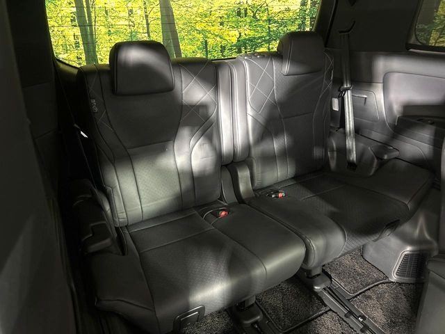 【黒革シート】上質な本革を使用し、高級感あふれる黒革シート。常に体に触れる部分だから、座り心地の良さにはこだわりたいですね♪汚れの付着や劣化を抑制する内装コーティング施工もおススメですよ♪