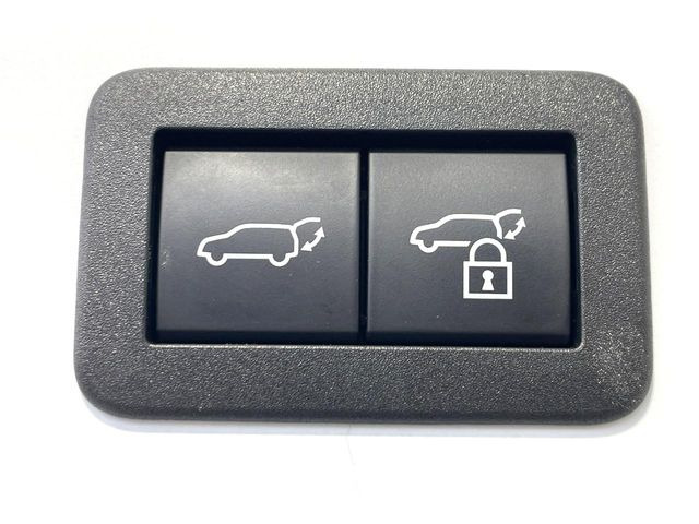 【パワーバックドア】スマートキーや運転席のボタンを押すだけでリアゲートが自動で開閉します!荷物を持っている時や、高い位置にあるバックドアを閉める際に便利な機能です♪