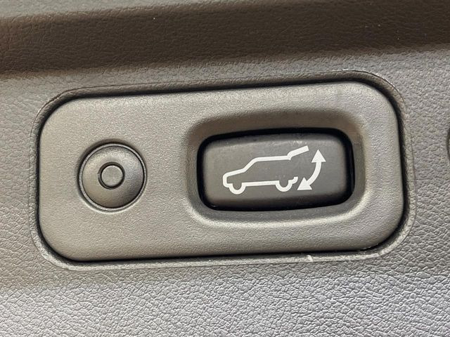 【パワーバックドア】スマートキーや運転席のボタンを押すだけでリアゲートが自動で開閉します!荷物を持っている時や、高い位置にあるバックドアを閉める際に便利な機能です♪