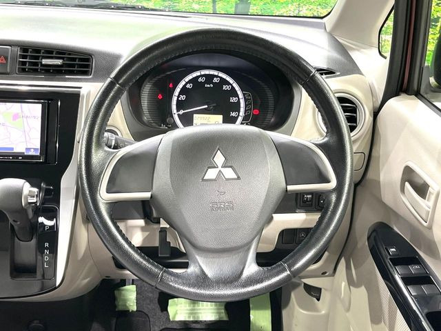 �C���e���A�ɍ��킹���f�U�C���̃X�e�A�����O�́A�^�]�������̂��Ƃ��l���A�^�]���₷���`��A�傫���ł��B�����x�A���ۂɐG���Ă��m���߂��������B