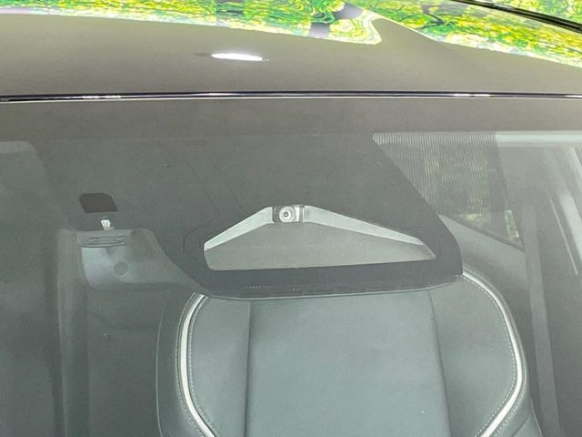 【プリクラッシュセーフティ】前方の車両等を検知し、衝突しそうな時は警報で注意を促し、ブレーキを踏む力をサポート。ブレーキを踏めなかった場合は衝突被害軽減ブレーキが作動、衝突回避をサポートします。