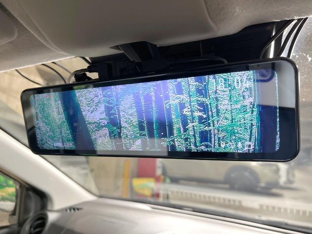 【デジタルインナーミラー】後席の大きな荷物や同乗者で後方が確認しづらい時でも安心!カメラが撮影した車両後方の映像をルームミラー内に表示。クリアな視界で状況の確認が可能です!
