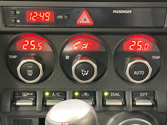 【左右独立型フルオートエアコン】運転席と助手席でそれぞれお好みの温度に設定可能。同乗者にも配慮した、快適な空調をお届け致します。