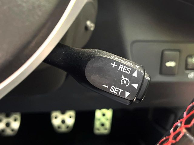 【クルーズコントロール】高速道路もラクラク走行。アクセルを離しても一定速度で走行ができ、長距離運転時の負担を軽減!加速・減速も簡単なスイッチ操作で調整できます。