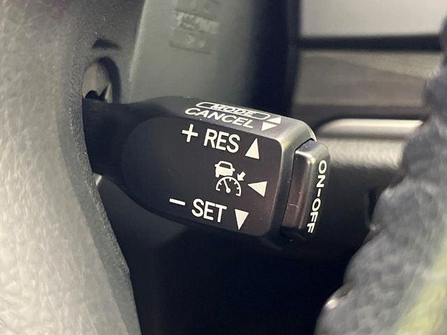 【レーダークルーズコントロール】高速道路での長距離走行が楽に!!自動で速度を保つクルーズコントロールが、衝突軽減システムと連携し、前方の車両を感知して車間を保つように速度調節してくれます!!