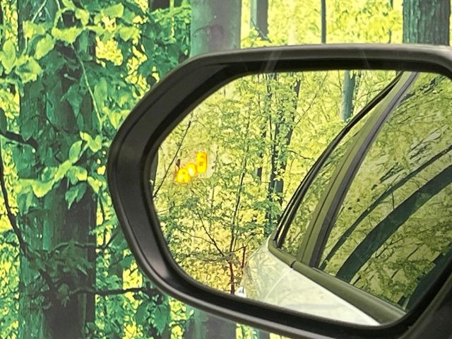 【ブラインドスポットモニター】走行中、ドアミラーの死角になりやすい箇所に後続車が接近するとサイドミラーのレンズに警告を表示!ドライバーに注意喚起をしてくれます。