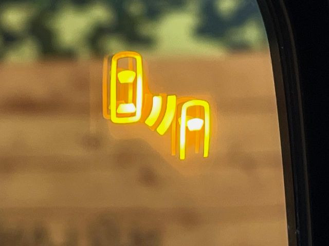 【ブラインドスポットワーニング】走行中、ドアミラーの死角になりやすい箇所に後続車が接近するとサイドミラー付近に警告を表示、ドライバーに注意喚起をしてくれます。