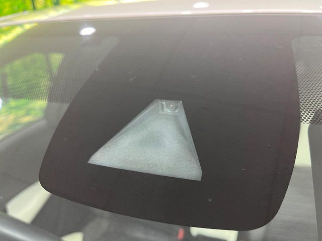 【トヨタセーフティセンス】走行中に前方の車両等を認識し、衝突しそうな時は警報とブレーキで衝突回避と被害軽減をアシスト。より安全にドライブをお楽しみいただけます。