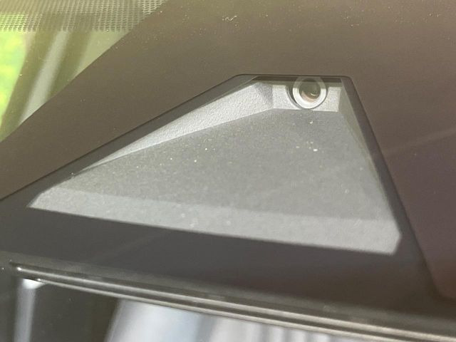 【プリクラッシュセーフティ】前方の車両等を検知し、衝突しそうな時は警報で注意を促し、ブレーキを踏む力をサポート。ブレーキを踏めなかった場合は衝突被害軽減ブレーキが作動、衝突回避をサポートします。