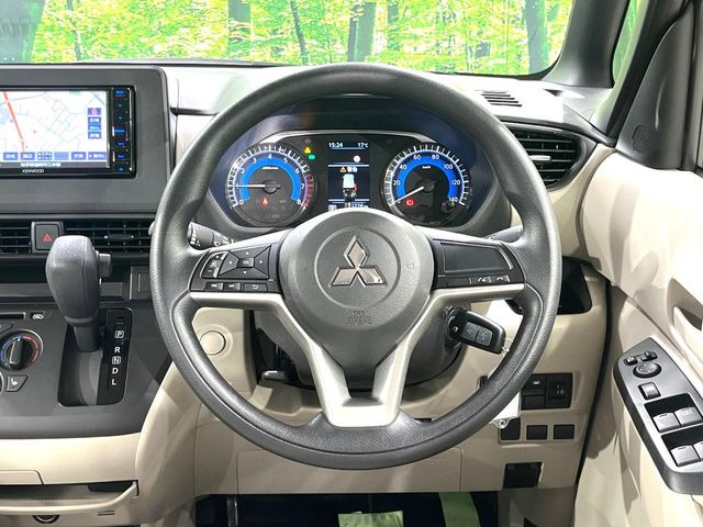 �C���e���A�ɍ��킹���f�U�C���̃X�e�A�����O�́A�^�]�������̂��Ƃ��l���A�^�]���₷���`��A�傫���ł��B�����x�A���ۂɐG���Ă��m���߂��������B
