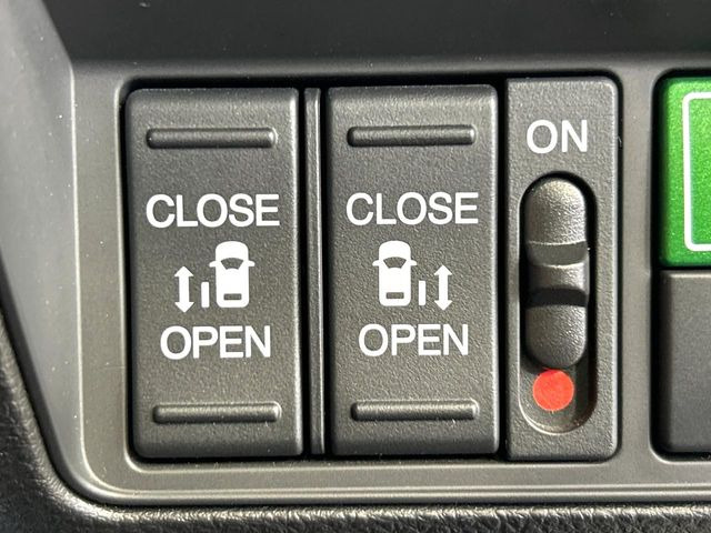 【両側パワースライドドア】スマートキーや運転席のスイッチで後席両側スライドドアの開閉が可能♪電動だから力を入れてドアを開ける必要が無く、小さなお子様でも簡単に開け閉めでき快適です♪