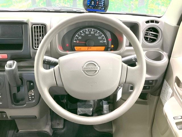 �C���e���A�ɍ��킹���f�U�C���̃X�e�A�����O�́A�^�]�������̂��Ƃ��l���A�^�]���₷���`��A�傫���ł��B�����x�A���ۂɐG���Ă��m���߂��������B