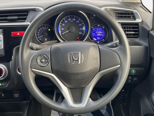 �C���e���A�ɍ��킹���f�U�C���̃X�e�A�����O�́A�^�]�������̂��Ƃ��l���A�^�]���₷���`��A�傫���ł��B�����x�A���ۂɐG���Ă��m���߂��������B