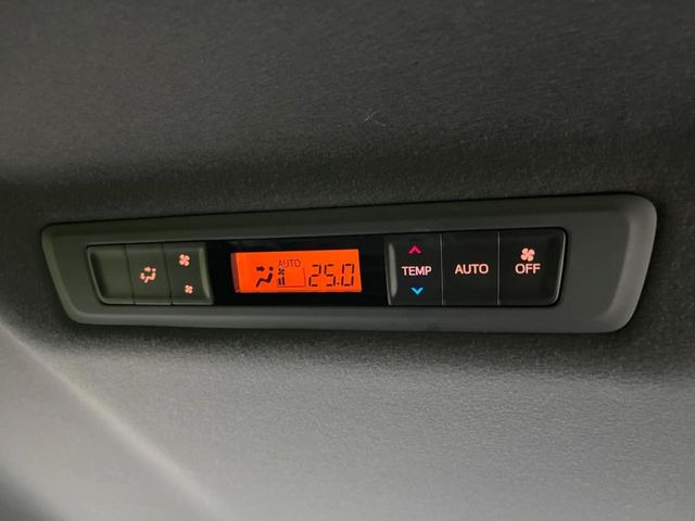 【リアオートエアコン】広い後部座席には必須の機能!風量や温度を自動で調整し前席と同様な車内環境にしてくれるリアオートエアコンを装備。夏の暑さも冬の寒さもストレスなく快適にお過ごしいただけます♪