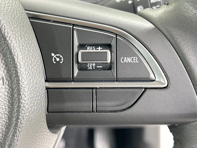 【クルーズコントロール】高速道路もラクラク走行。アクセルを離しても一定速度で走行ができ、長距離運転時の負担を軽減!加速・減速も簡単なスイッチ操作で調整できます。