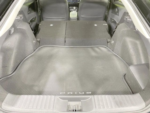 後席を格納すると、これだけの広さが!シーンに合わせたシートアレンジで、大きな荷物も積むことが出来ます♪